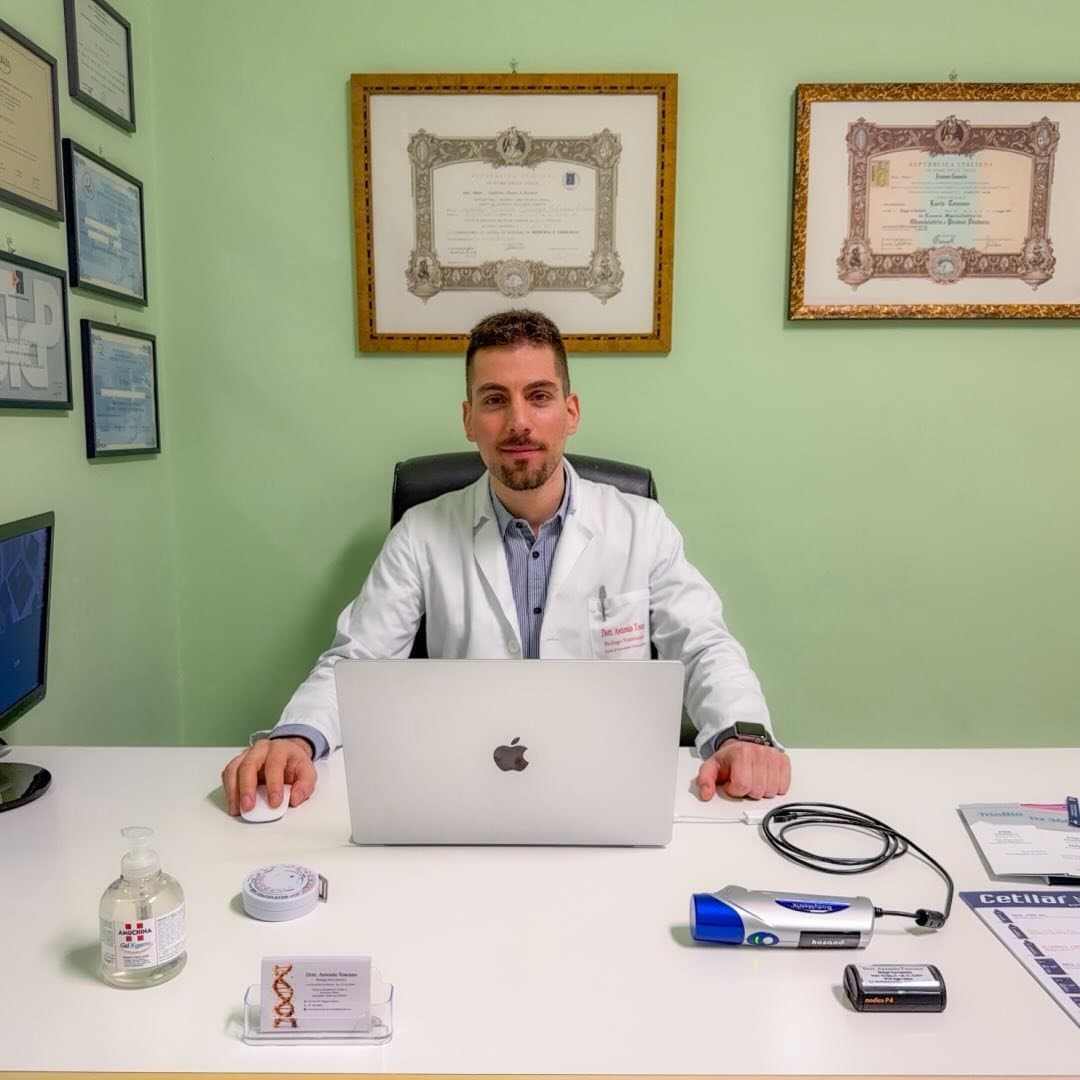 Dott. Antonio Toscano, Biologo Nutrizionista, nel suo studio